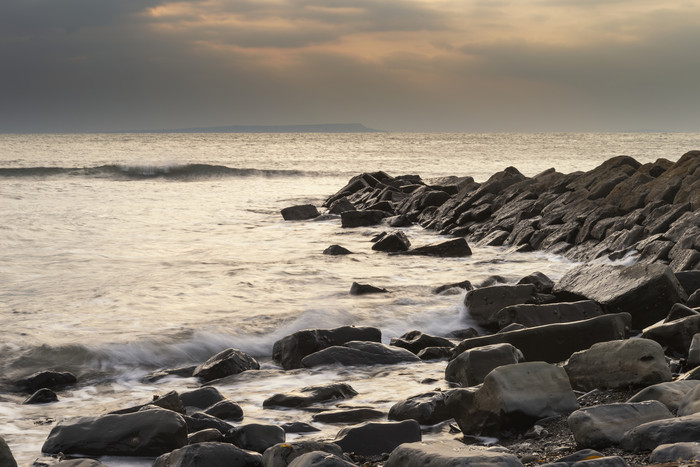 大海边的石头石块摄影图