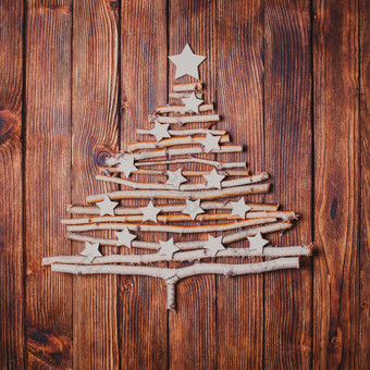 干树枝装饰的<strong>圣诞</strong>树