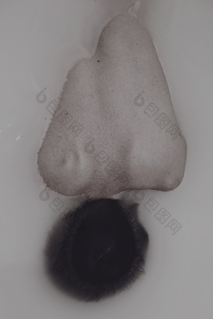 黑白风格洗浴的人摄影图