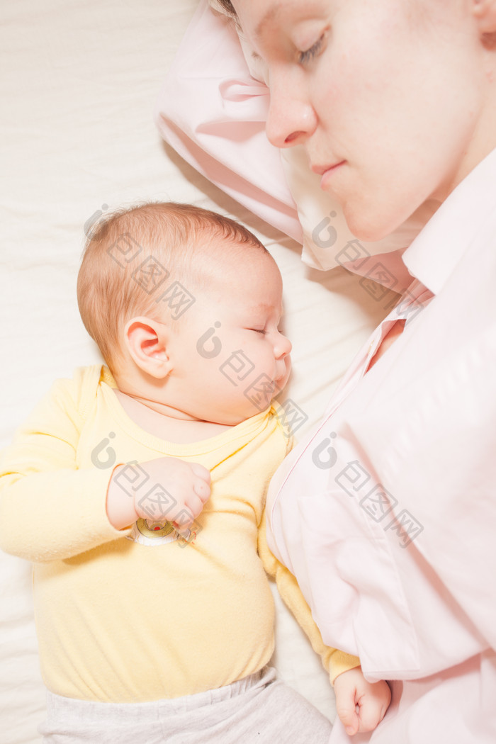 浅色调熟睡的母子摄影图