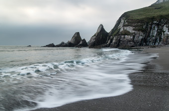 海滩上的<strong>浪花</strong>摄影图