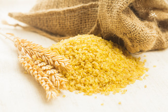 黄色大米和麦穗摄影图