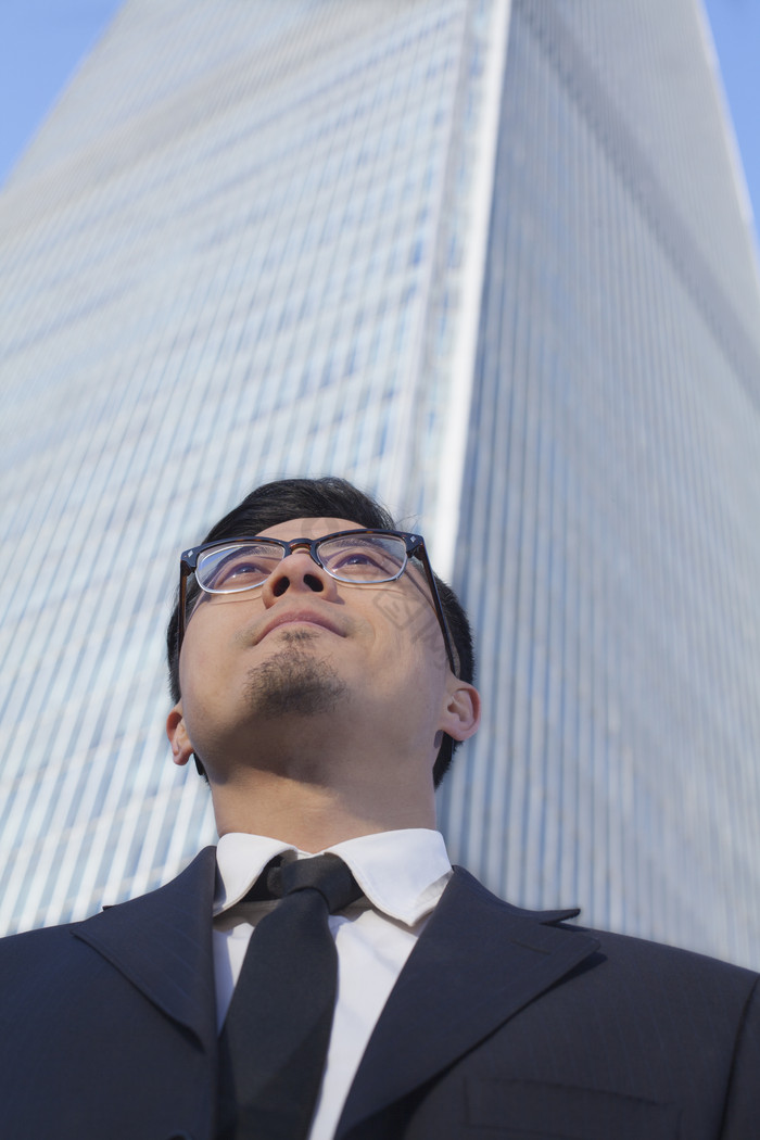 抬头看天的职业装男性图片
