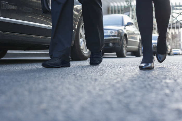 道路上走路的双腿图片