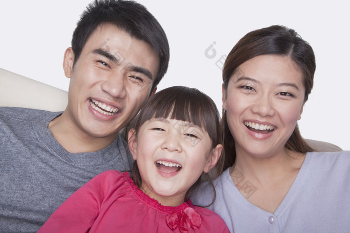 开心大笑的一家人摄影图