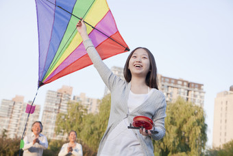 放风筝的女孩摄影图