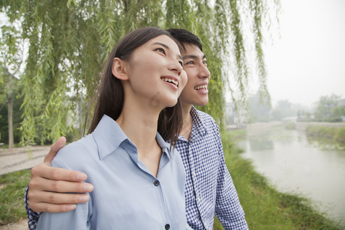 男人女人户外河边搂抱着相互依偎情侣夫妻图片