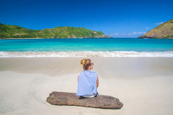 沙滩大海海边度假旅行外国女子坐着背影