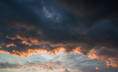 暗色调天空中的云彩摄影图
