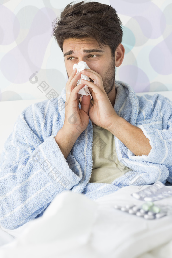 一个感冒的男子