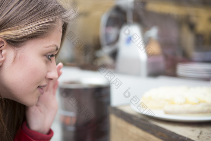 简约风在咖啡馆的女人摄影图