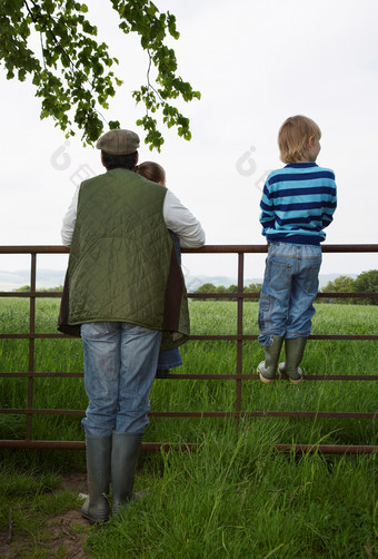 暗色调农场的家人摄影图