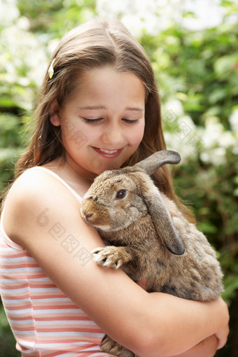 女孩子抱着小兔子摄影图