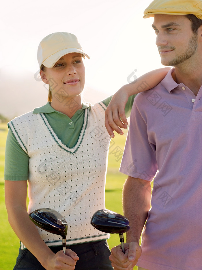 打高尔夫球的情侣