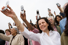 举起手机的人群摄影图