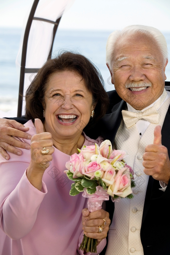伸大拇指点赞的夫妻