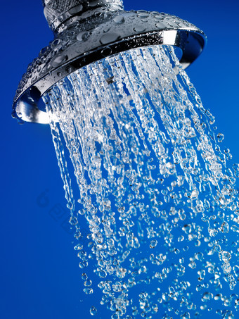 蓝色调淋浴喷头摄影图