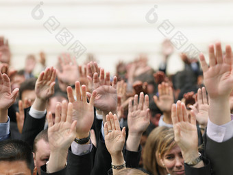 简约举起手的人群摄影图