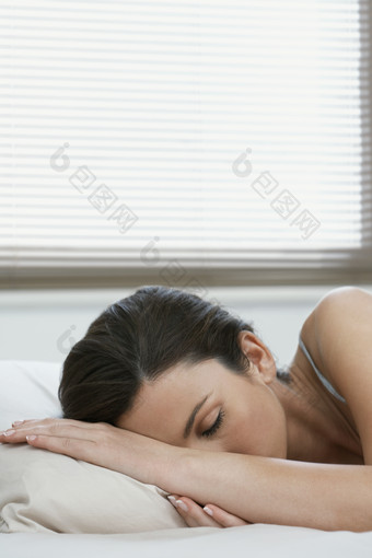 深度睡眠的女人摄影图