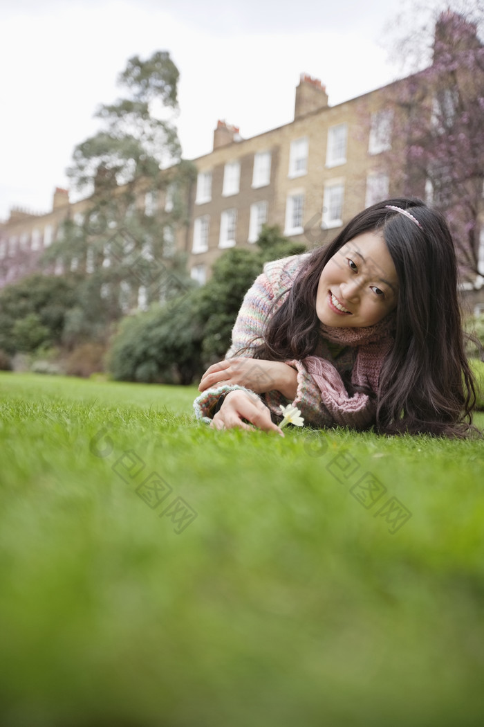 女孩开心趴在草坪