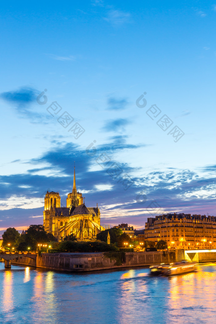 巴黎海边城市建筑物夜景
