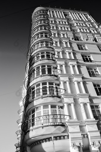 黑白风格住宅楼摄影图