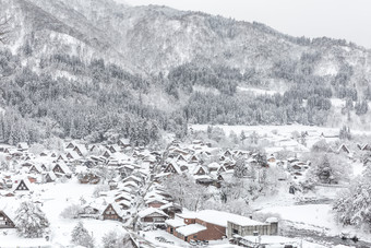 灰色调大雪中的乡村摄影图