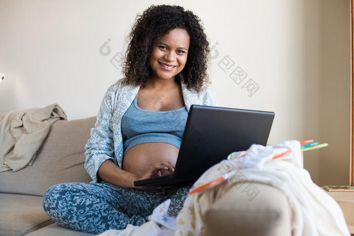 黑人孕妇沙发上玩电脑