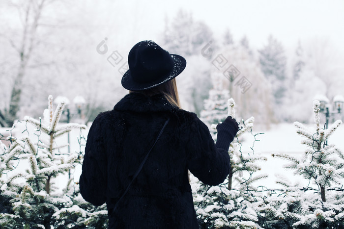 冬天唯美图片女生背影图片