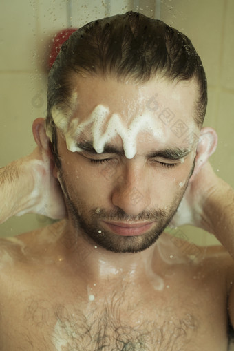 暗色调淋浴的男人摄影图