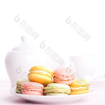 盘子里的彩色饼干和茶壶