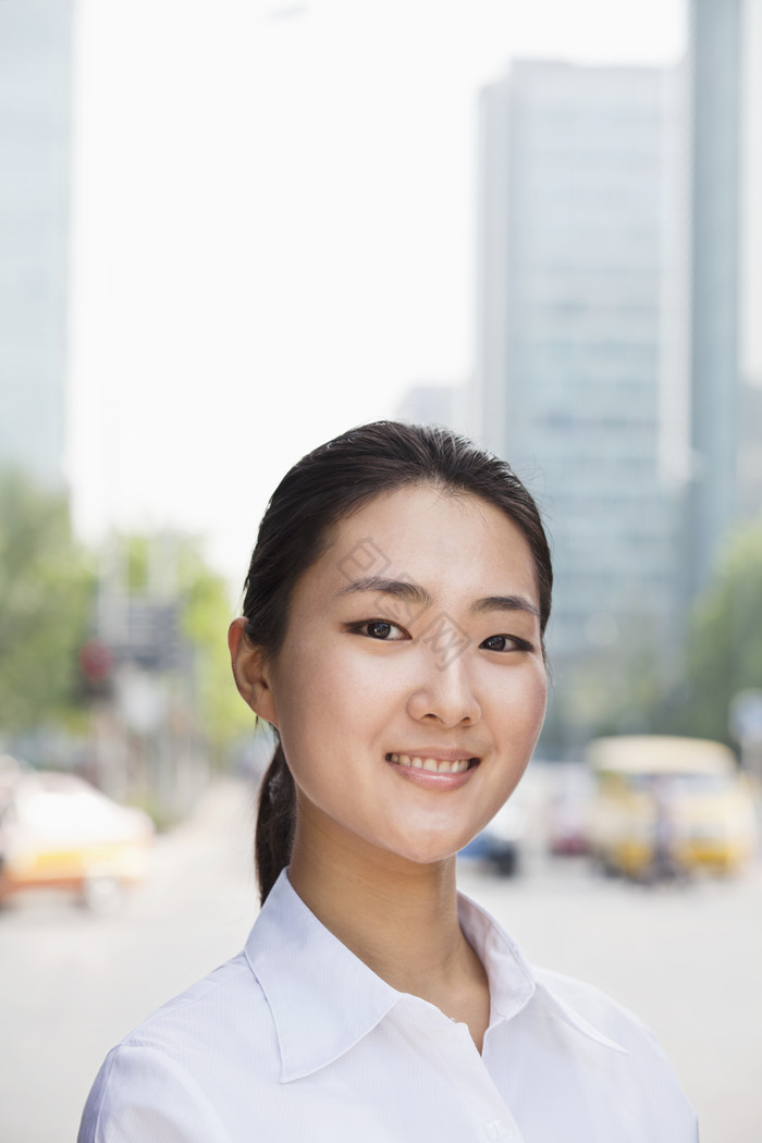 站在马路上的女性图片