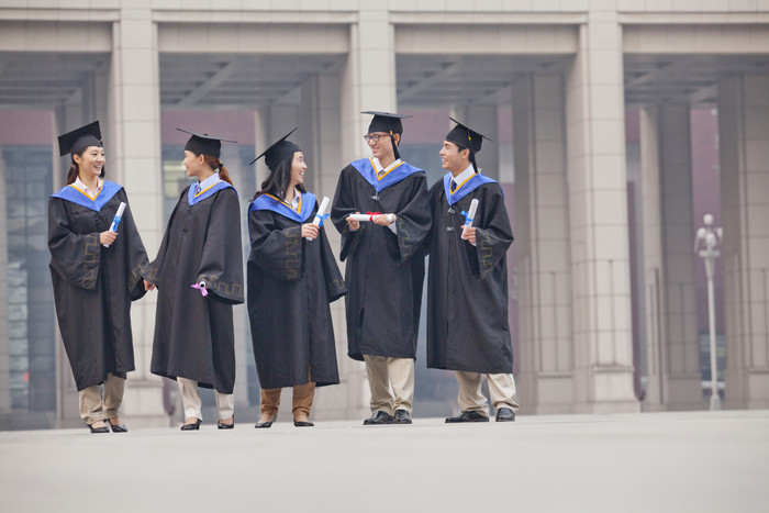 大学生一群人年轻人男女微笑毕业学位帽礼服