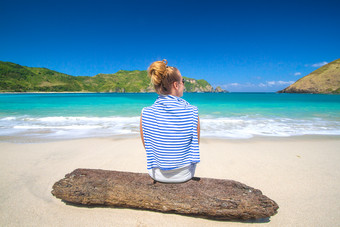 沙滩海边大海度假旅行外国女子坐着背影