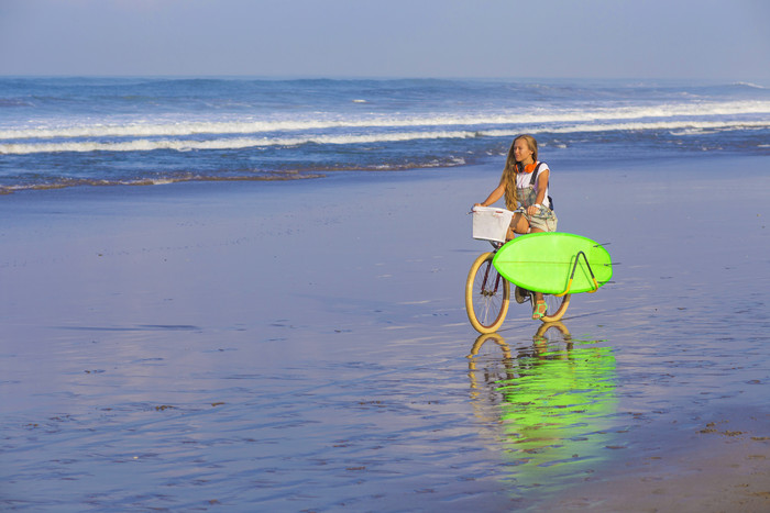 清新风格在海边骑车的人摄影图