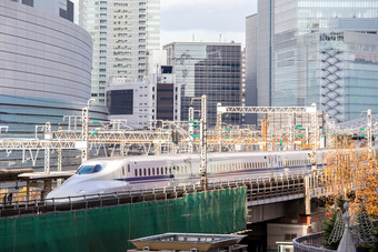 东京的火车穿梭在大楼间