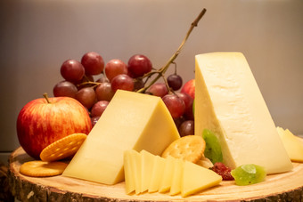 奶酪和水果摄影图