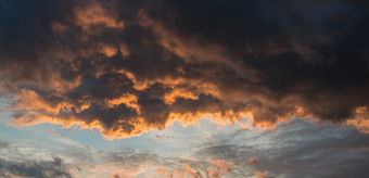 暗色调厚的云层摄影图