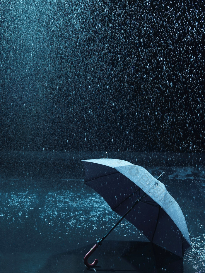 暗色调雨中的伞摄影图