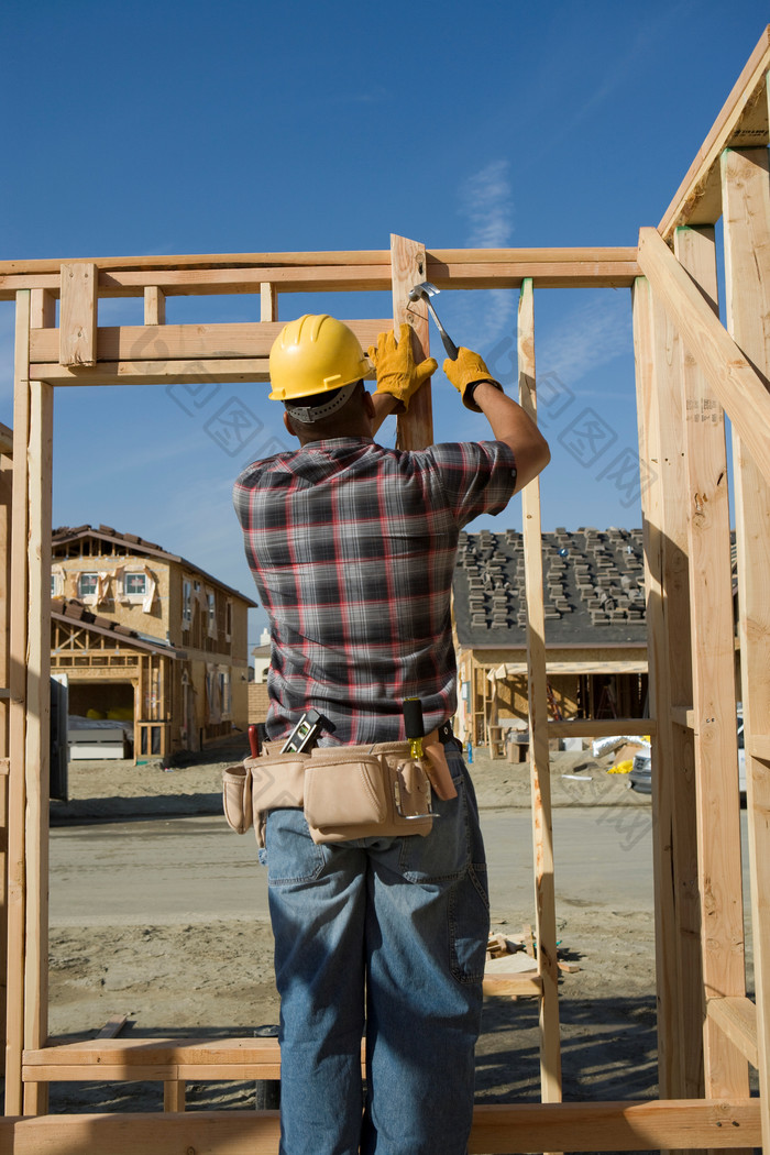 木质框架建筑工人摄影图