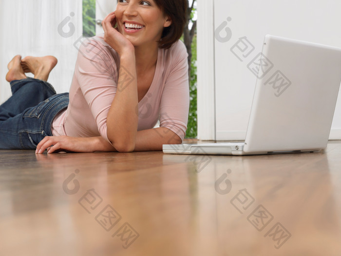 趴在地上玩电脑的女人