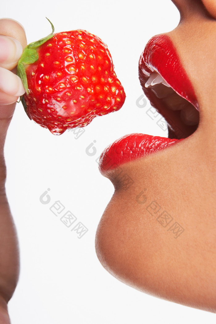 简约诱人的草莓摄影图