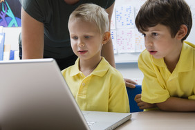 看笔记本电脑的两个男孩