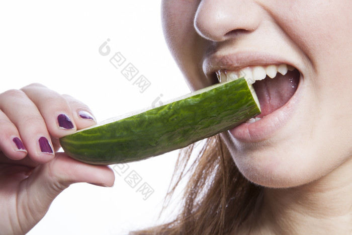 吃黄瓜的人物摄影图