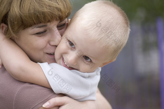 金发母亲开心抱着宝宝