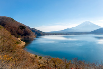 平静的蓝色海面和海岛