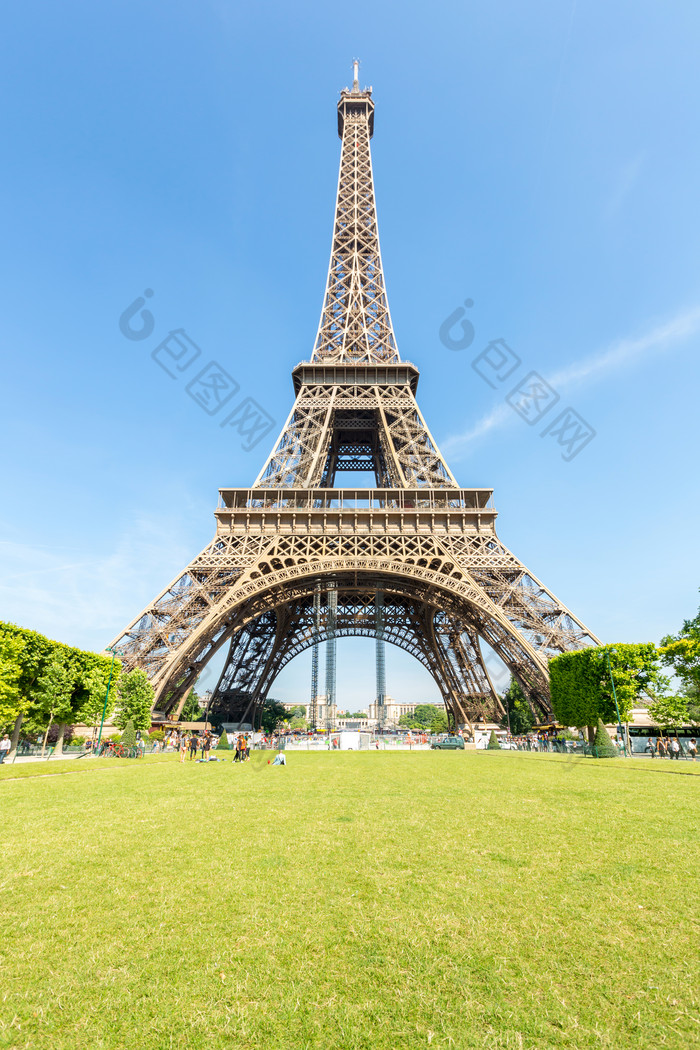 草地上的欧洲埃菲尔铁塔