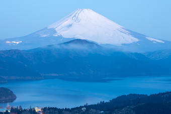 黎明的冬季雪山山峰