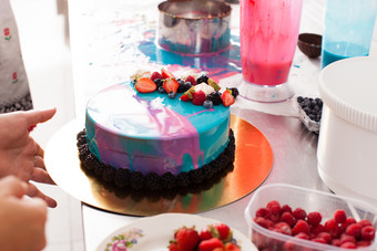 制作的草莓蛋糕摄影图
