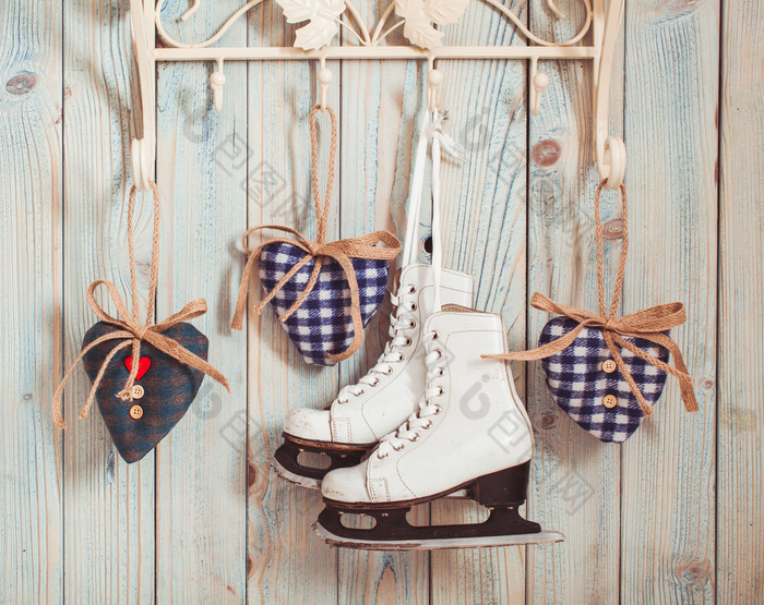 挂在木板挂架上的溜冰鞋和香包